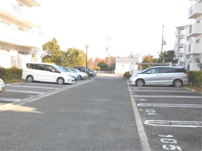 高槻・阿武山六番街>駐車場