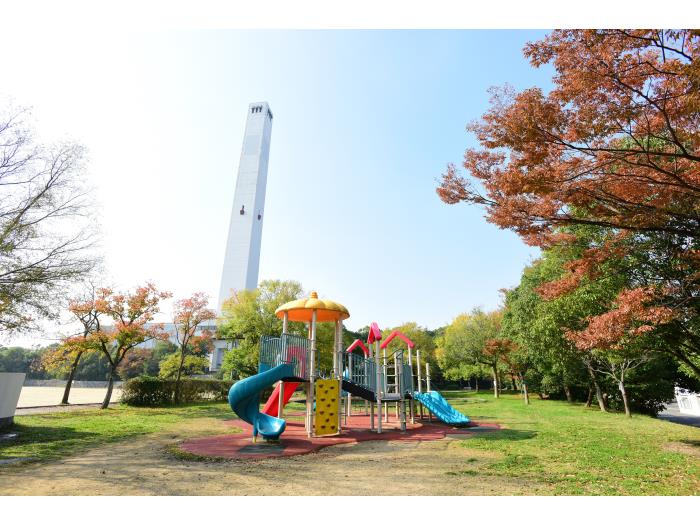 「落合中央公園」の北東側の広場。近くに「北須磨文化センター」が併設