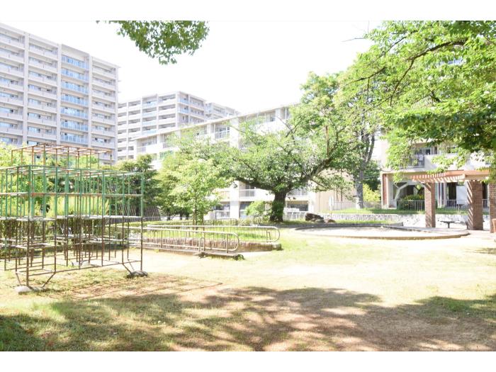 ベンチからお子様が遊ぶ姿をゆっくり見守ることができます。
